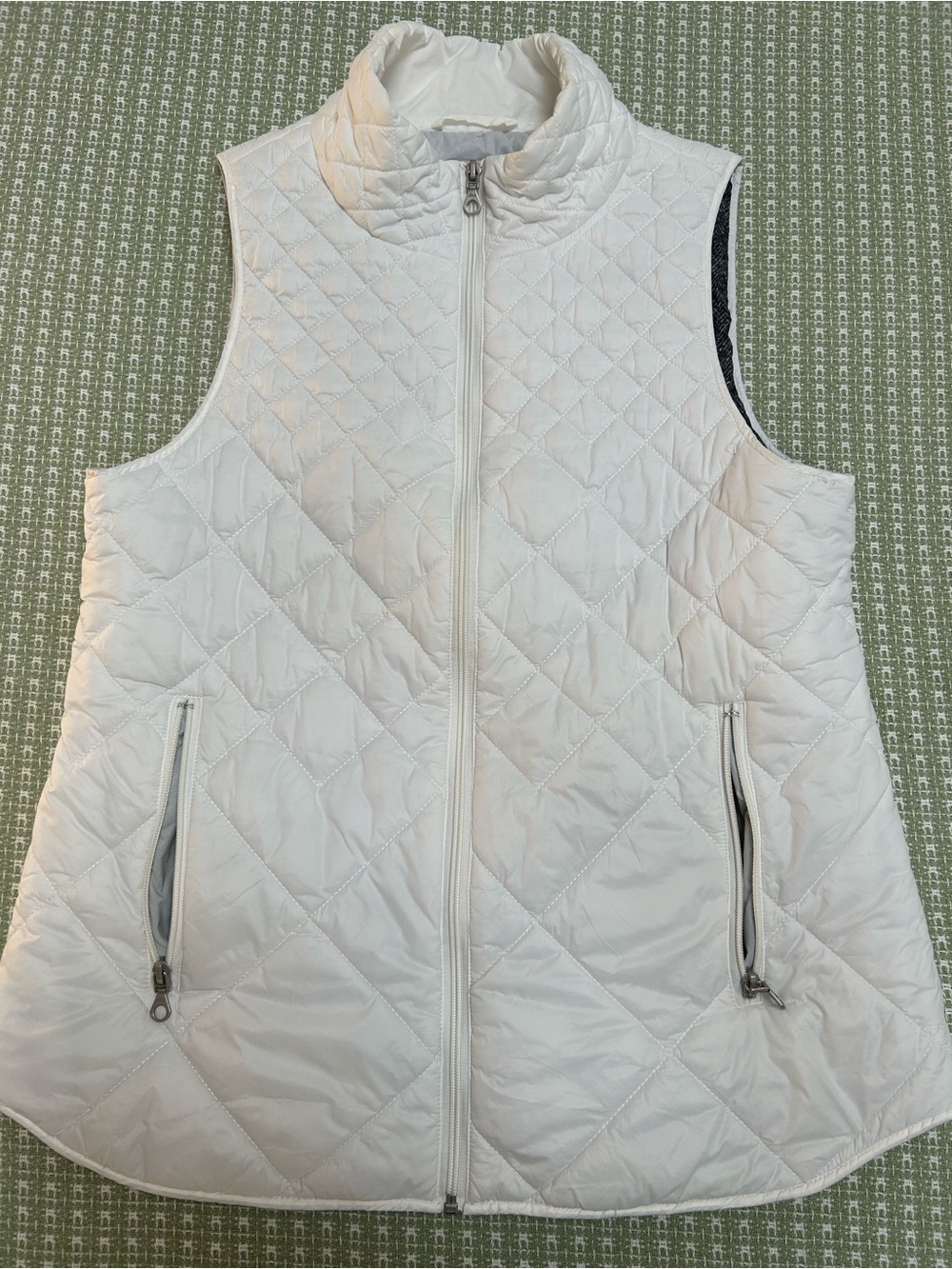 G.H. Bass & Co. Quilted Sleeveless Vest. White, medium. Like brand new. Hiking.
